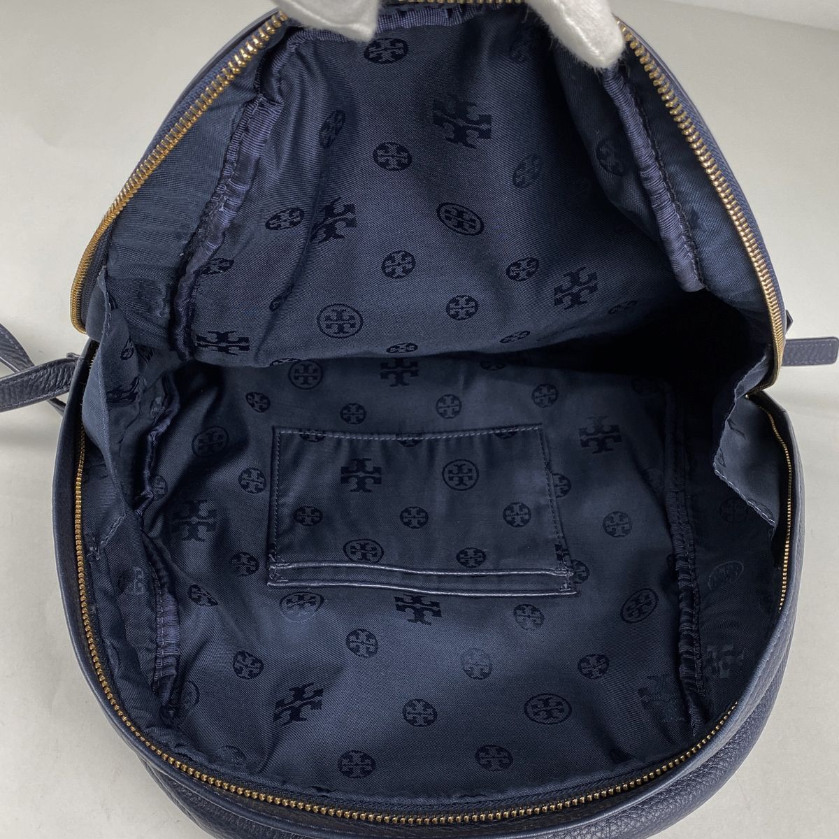 美品】トリーバーチ リュック オールレザー ネイビー ロゴ金具