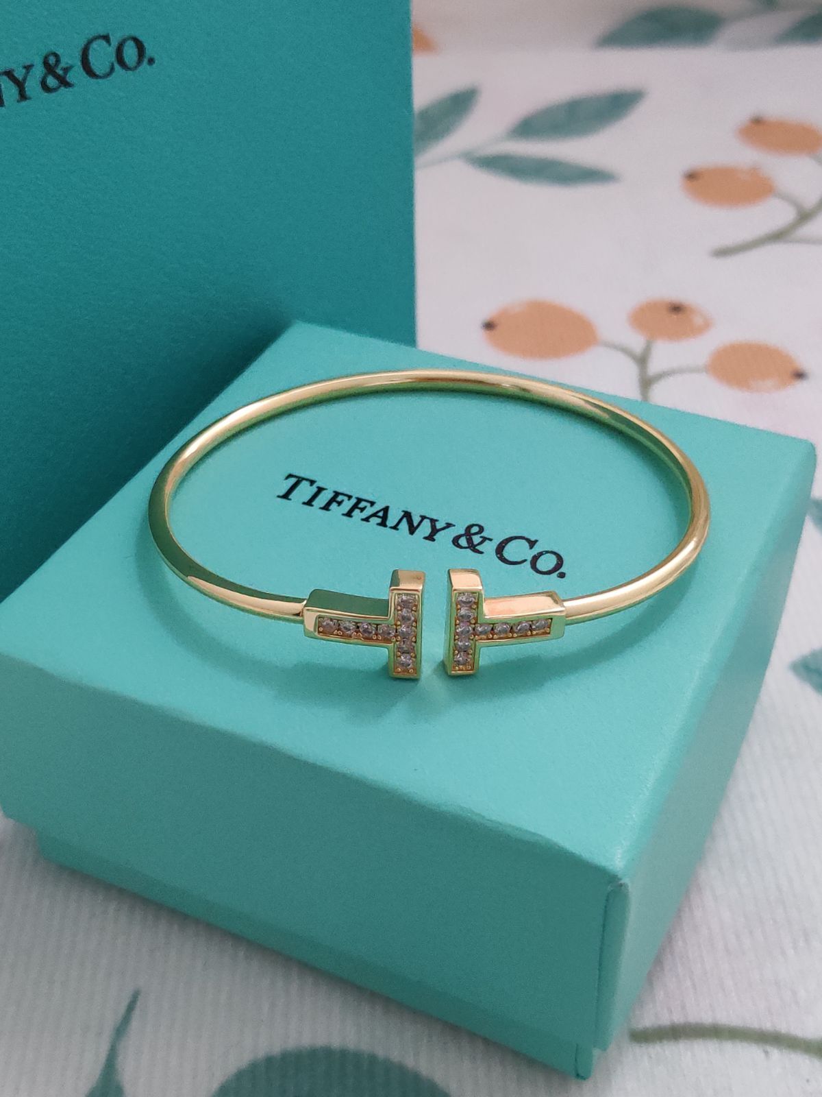 超人気✨Tiffany&Co ブレスレット 金色 T ナロータイプ ワイヤー