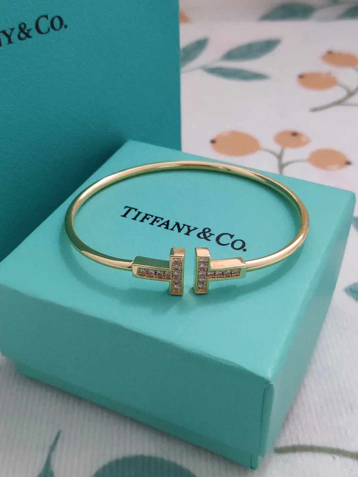 超人気✨Tiffany&Co ブレスレット 金色 T ナロータイプ ワイヤー ...