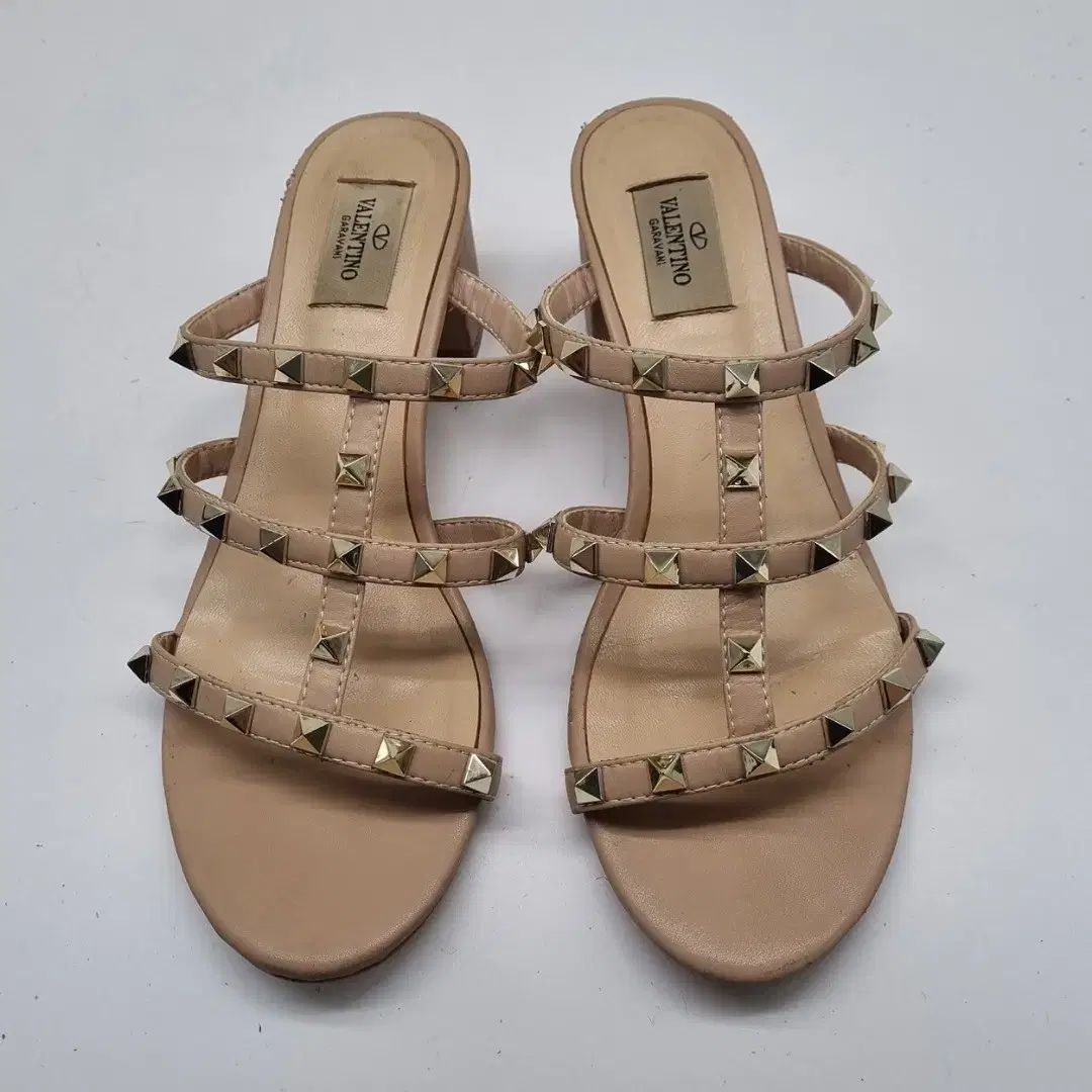 23SS【VALENTINO】ロックスタッズ スライド ヒールサンダル VALENTINO】 ロックスタッズ カーフスキン スライドサンダル