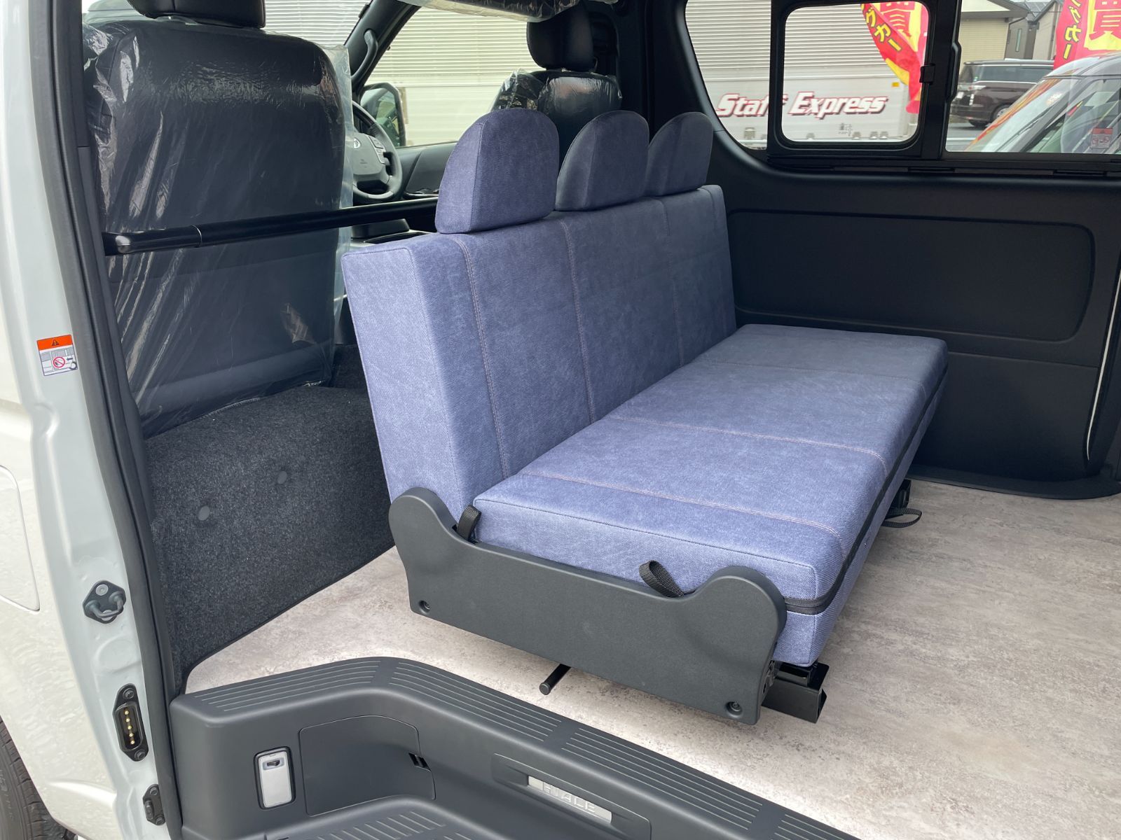 後席 キャンピングカー