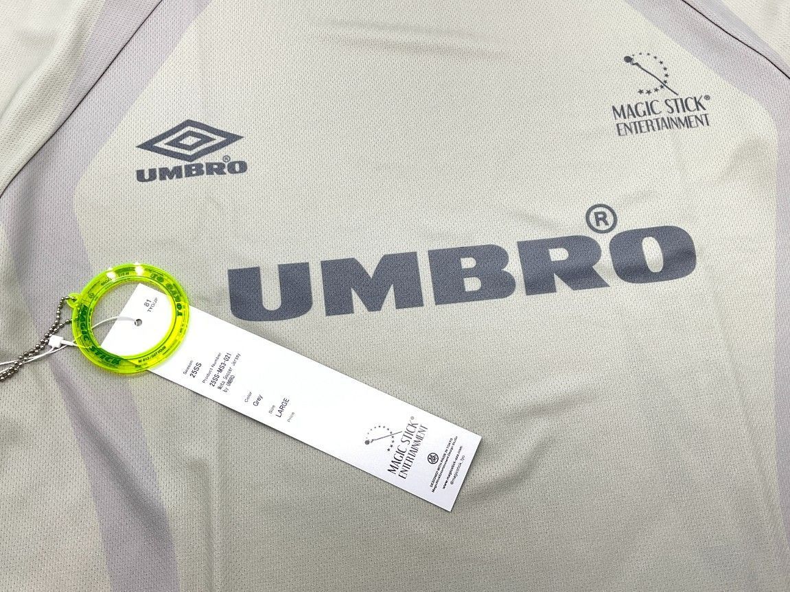 サイズXL【新品】MAGIC STICK 25SS UMBROコラボ Tシャツ s_supertramp3様専用】新品 L MAGIC STICK マジックスティック L