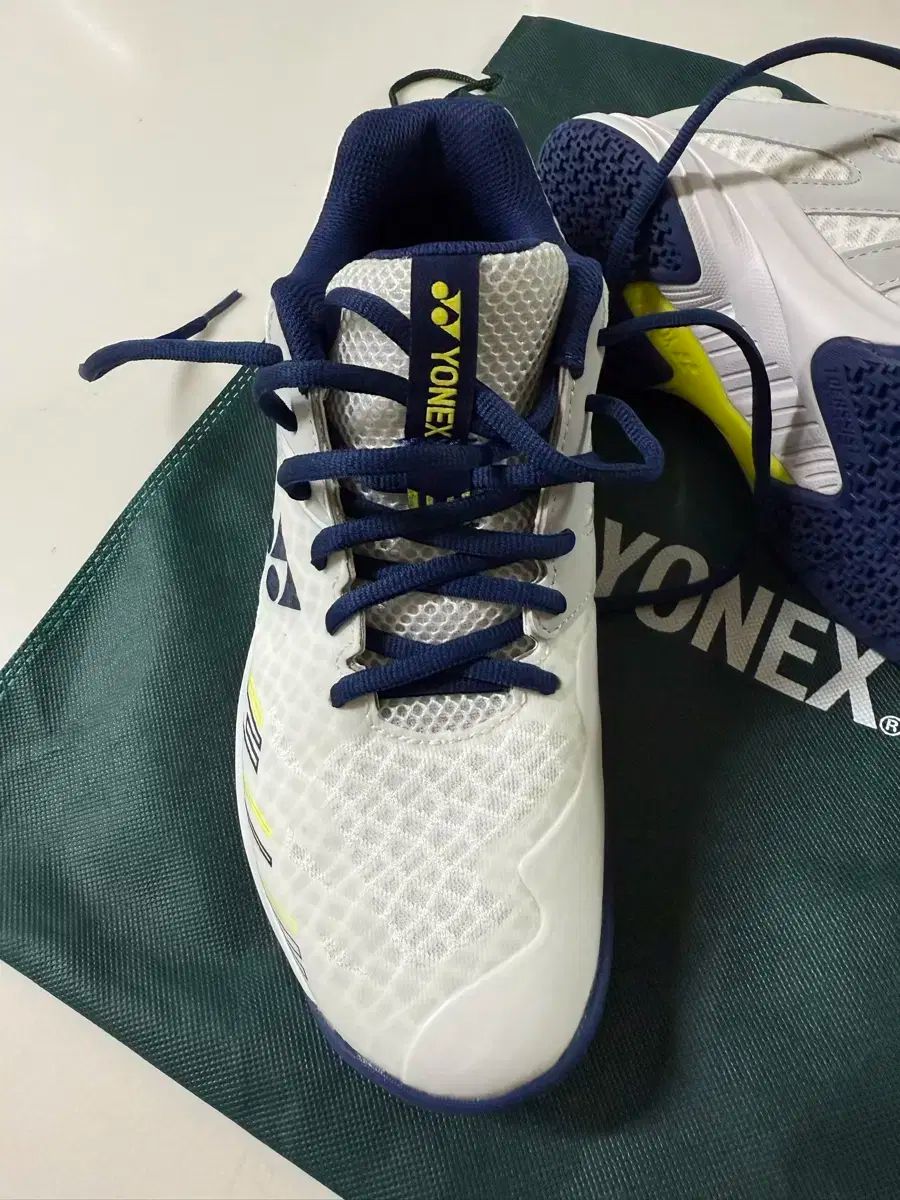 ヨネックスバドミントンシューズ SHB