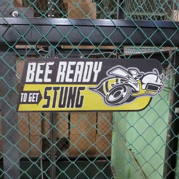 ダイカット メタルサイン DODGE SUPER BEE READY TO GET STUNG ブリキ看板 アメリカン雑貨