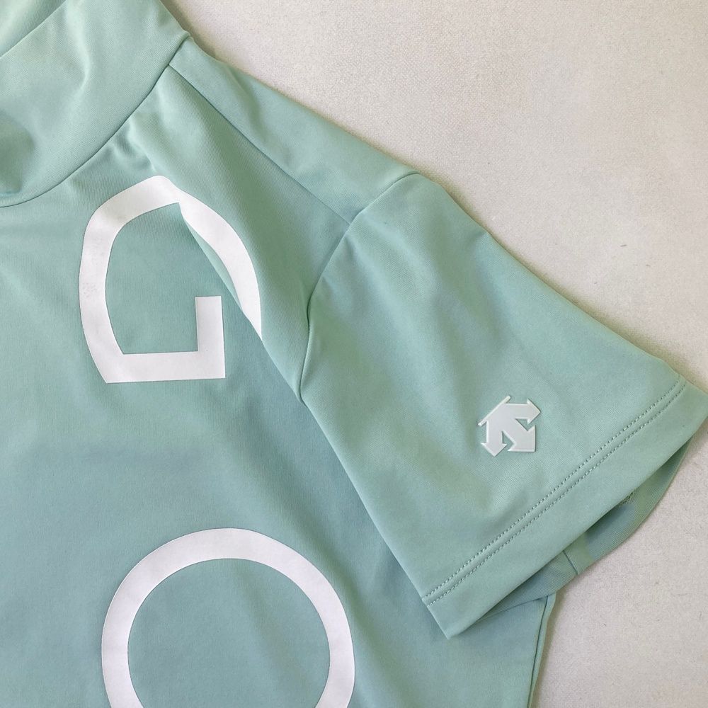 サイズ：S DESCENTE GOLF デサントゴルフ 2023年モデル モックネック 半袖Tシャツ  グリーン系 [240101401426] ゴルフウェア レディース ストスト サイズ：S DESCENTE GOLF デサントゴルフ 2023年モデル モック