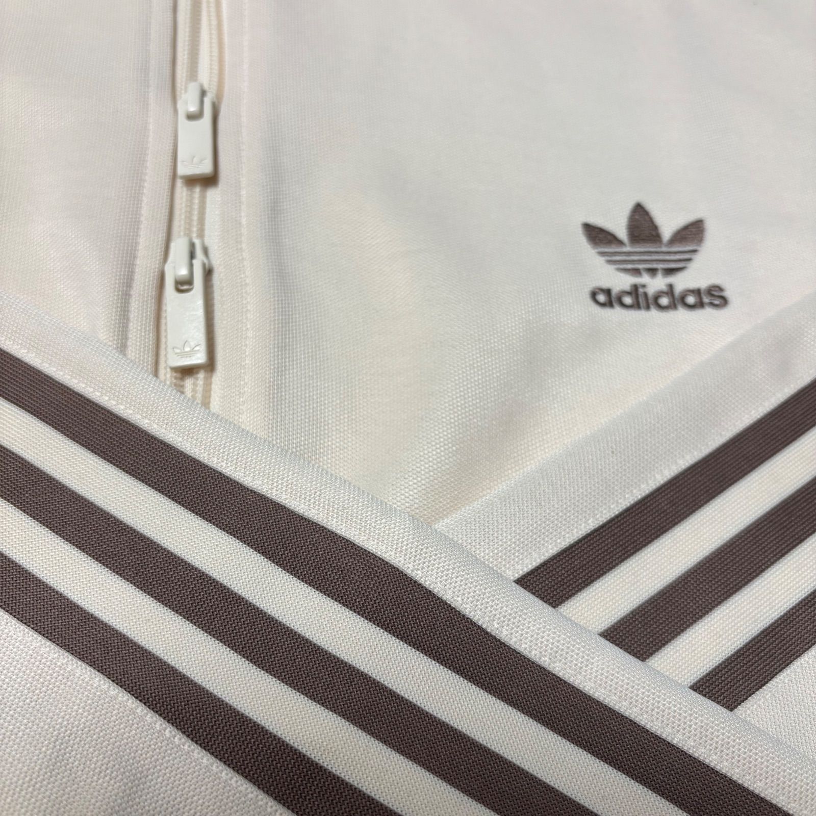 新品L adidasトラックジャケット 刺繍トレファイル ベージュ×モカブラウ 新品L⭐️adidas トラックジャケット/ジャージ 刺繍トレファイル