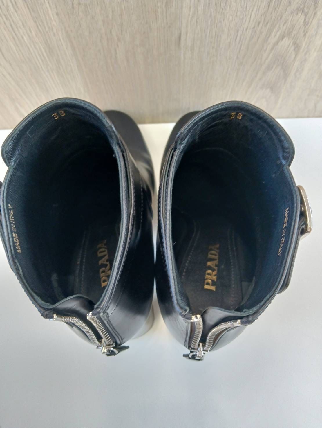 プラダ ブラックレザーブーツ