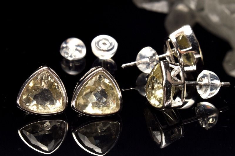 シルバー925宝石質 リビアングラス 8x8mm トライアングル ピアス
