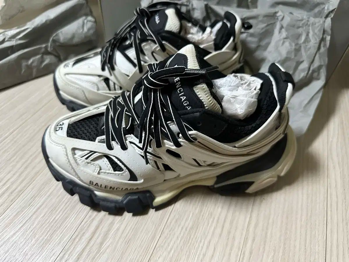✟ BALENCIAGA