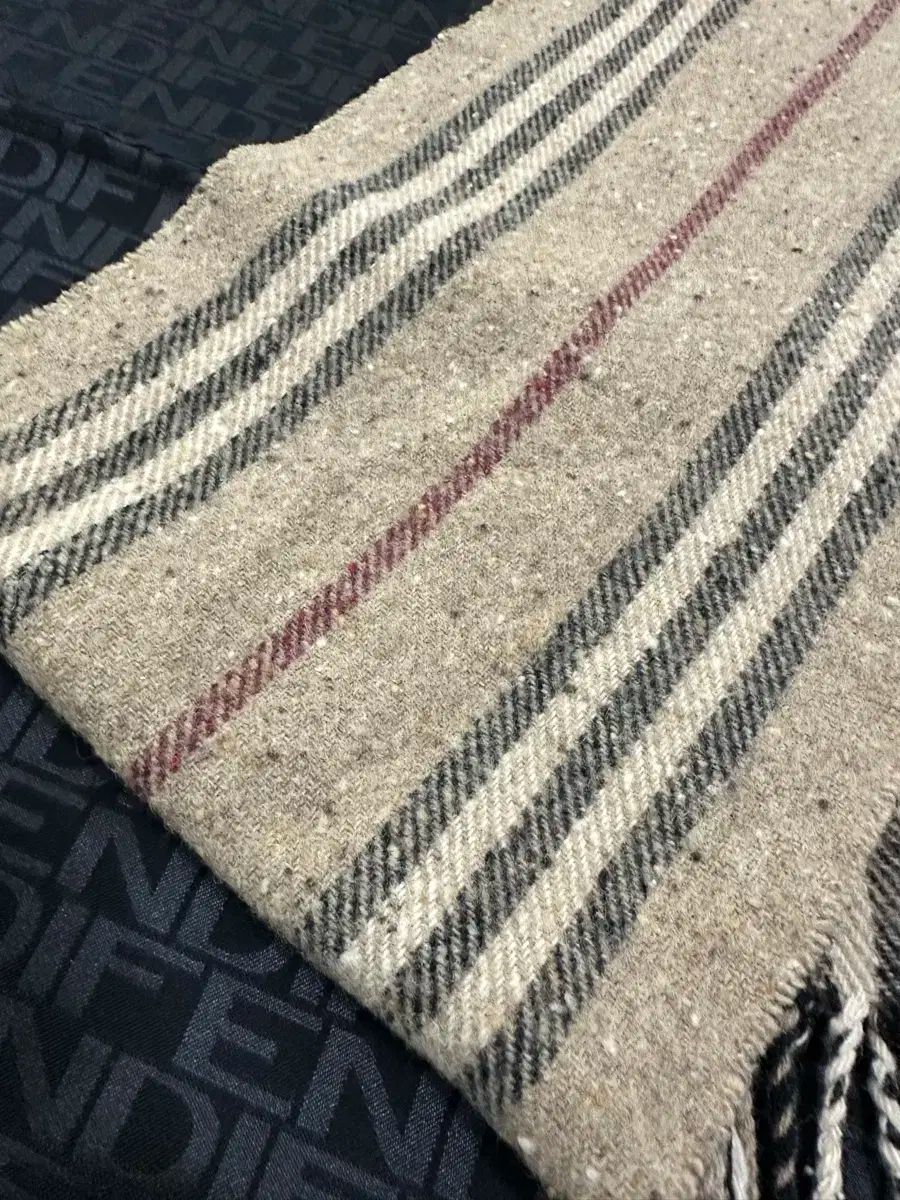 メルカリコンパクト発送バーバリー　ラムウール　マフラー　グレー　HJ46 BURBERRY(バーバリー) ラムウール マフラー - メルカリ