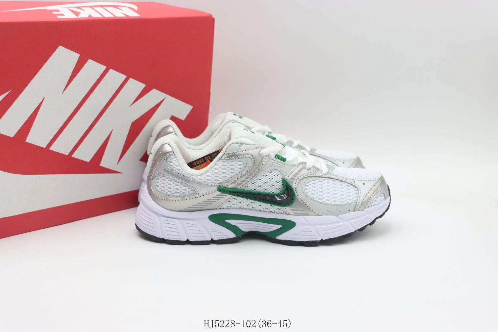 Nike ランニングシューズ ホワイト/グリーン/レッド NIKE公式】 ランニング シューズ ホワイト（白）【ナイキ公式通販】