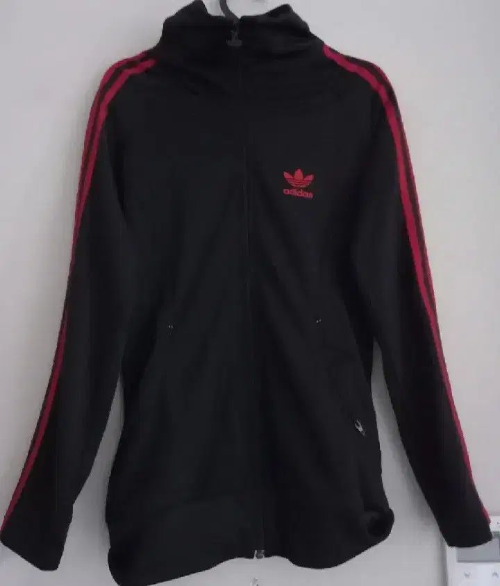 アディダス 必須アイテム 黒赤 ブラック トラックジャージ ジャージ ジップアップジャージ 90|S
