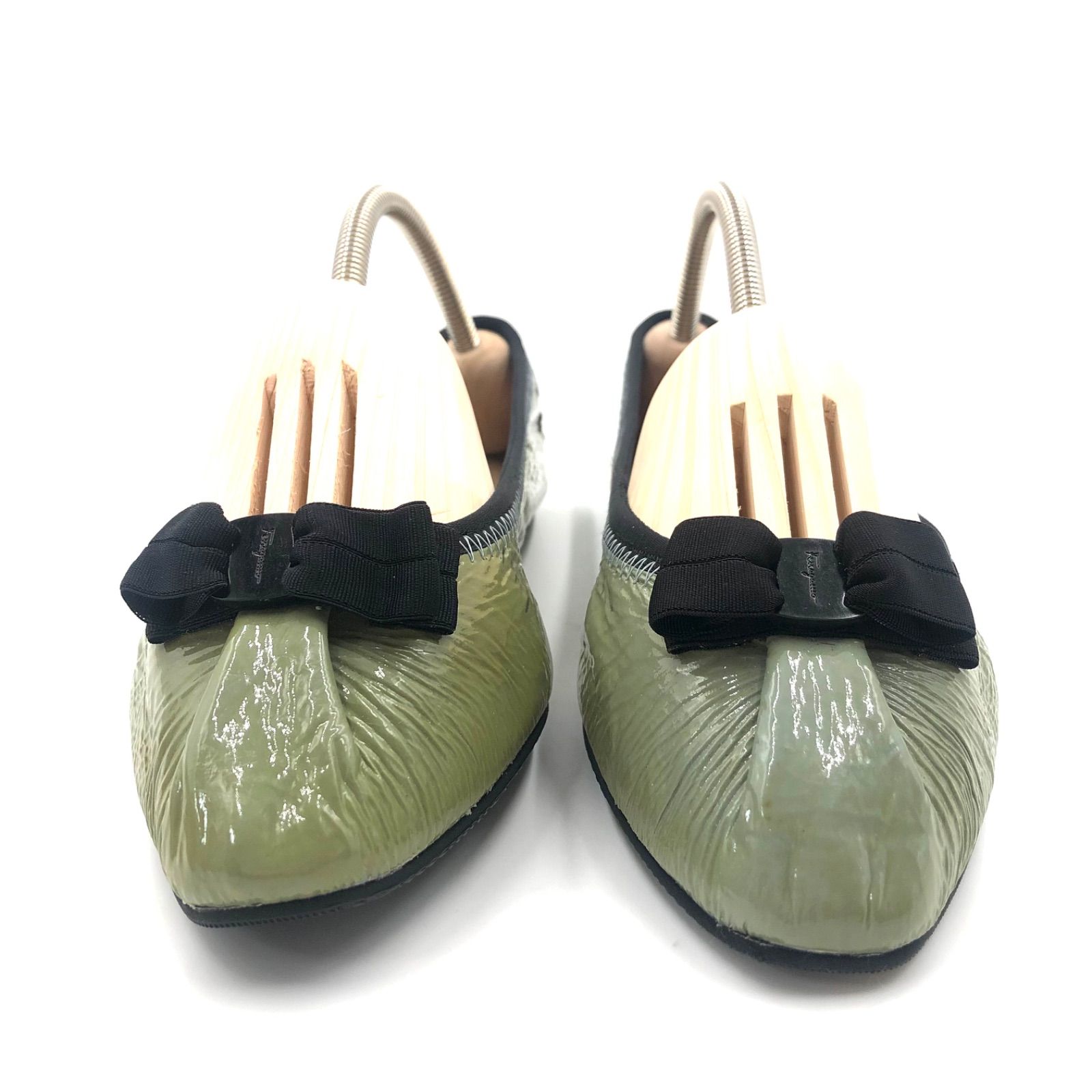 フェラガモ　FERRAGAMO フラットシューズ　リボン　 レザー　キルティング FERRAGAMO フェラガモ バレエシューズ リボン 靴 Salvatore