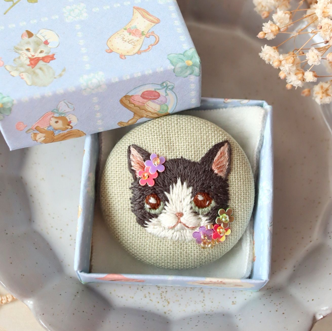 猫ちゃん　ブローチ 再販＊ 猫刺繍 白黒ネコちゃんのまぁるいブローチ - メルカリ