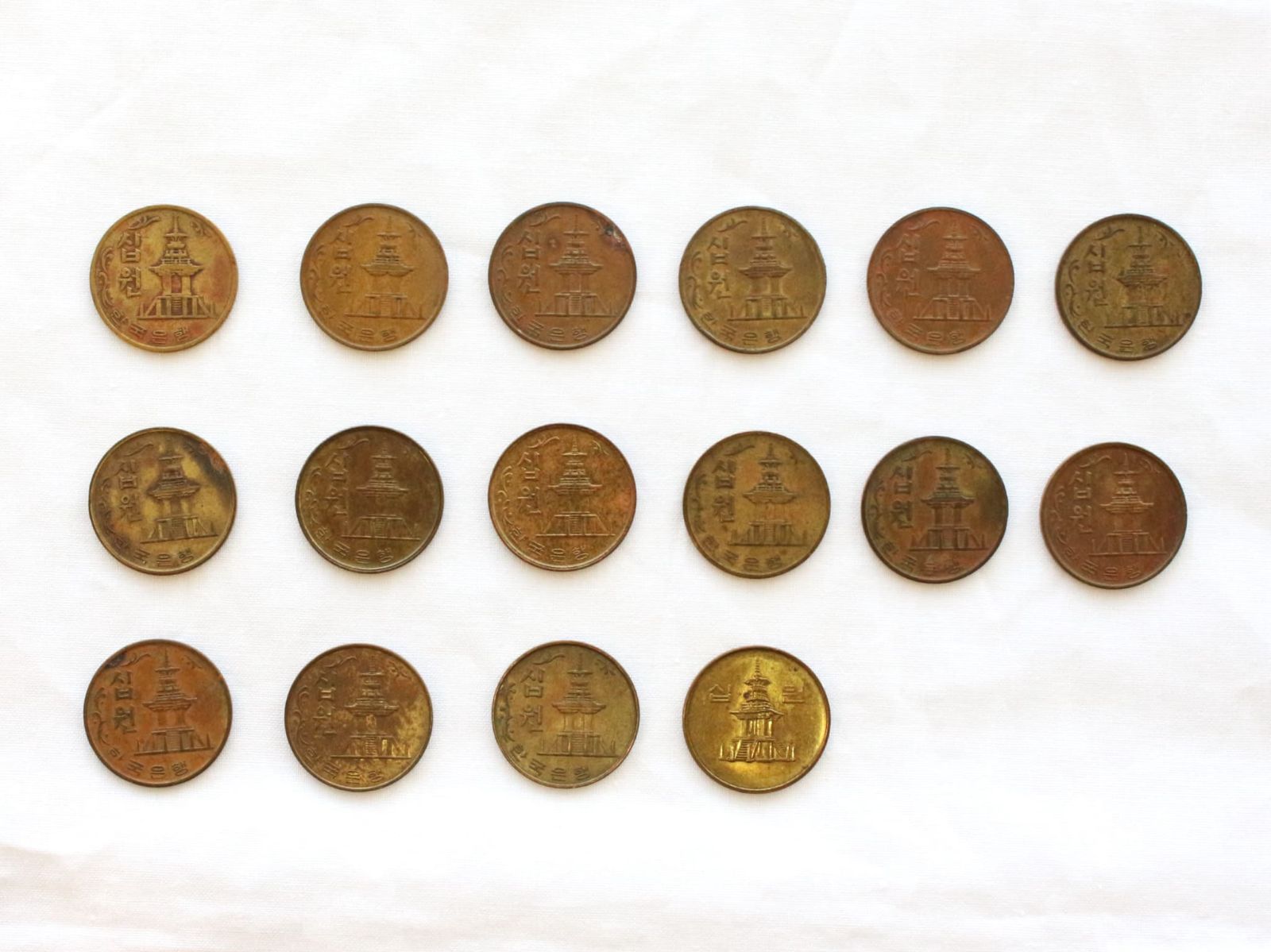 3998【韓国】500ウォン　硬貨　コイン　古銭　200枚セット 3998【韓国】500ウォン 硬貨 コイン 古銭 200枚セット （韓国の