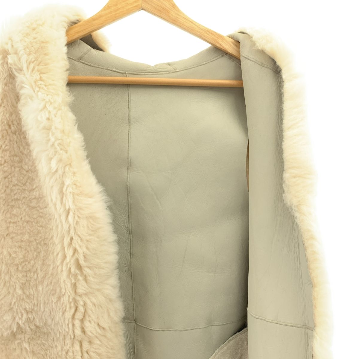  Whim Gazette ウィムガゼット フーデッドファージレ ムートンベスト F エクリュ レディース ベアトップ チューブトップ トップス