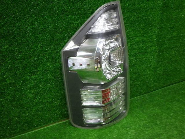 ヴォクシー DBA-ZRR70W 左テールランプ 202 28-220 81561-28571
