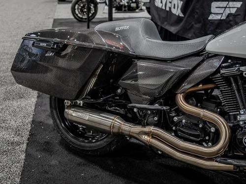 カーボンファイバー サドルバッグボトム グロス 以降FLHXSE FLTRXSE 以降FLHX U FLTRX STSE BRIGHTFACE_UK