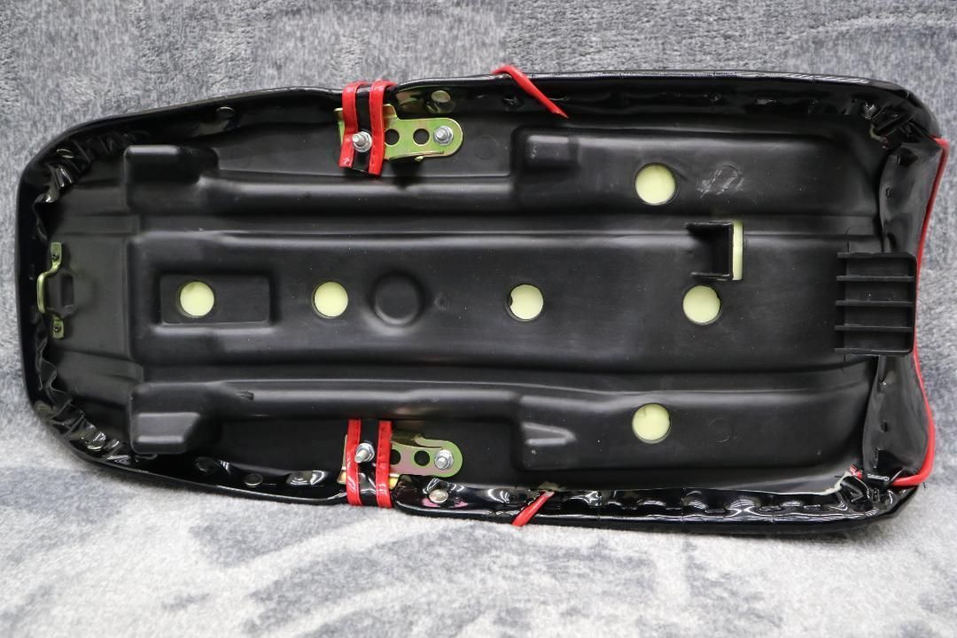 CBR400F タックロール シート 黒 赤 エナメル 鋲打ち/あんこ