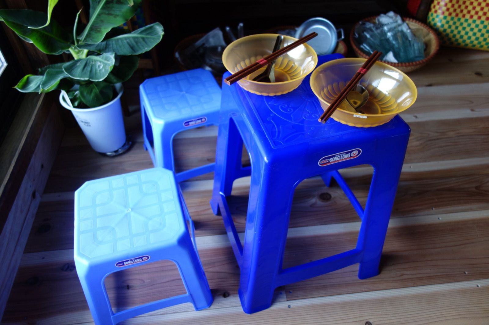 カラフルボウル（大）】ベトナム製プラスチック/ 器/どんぶり