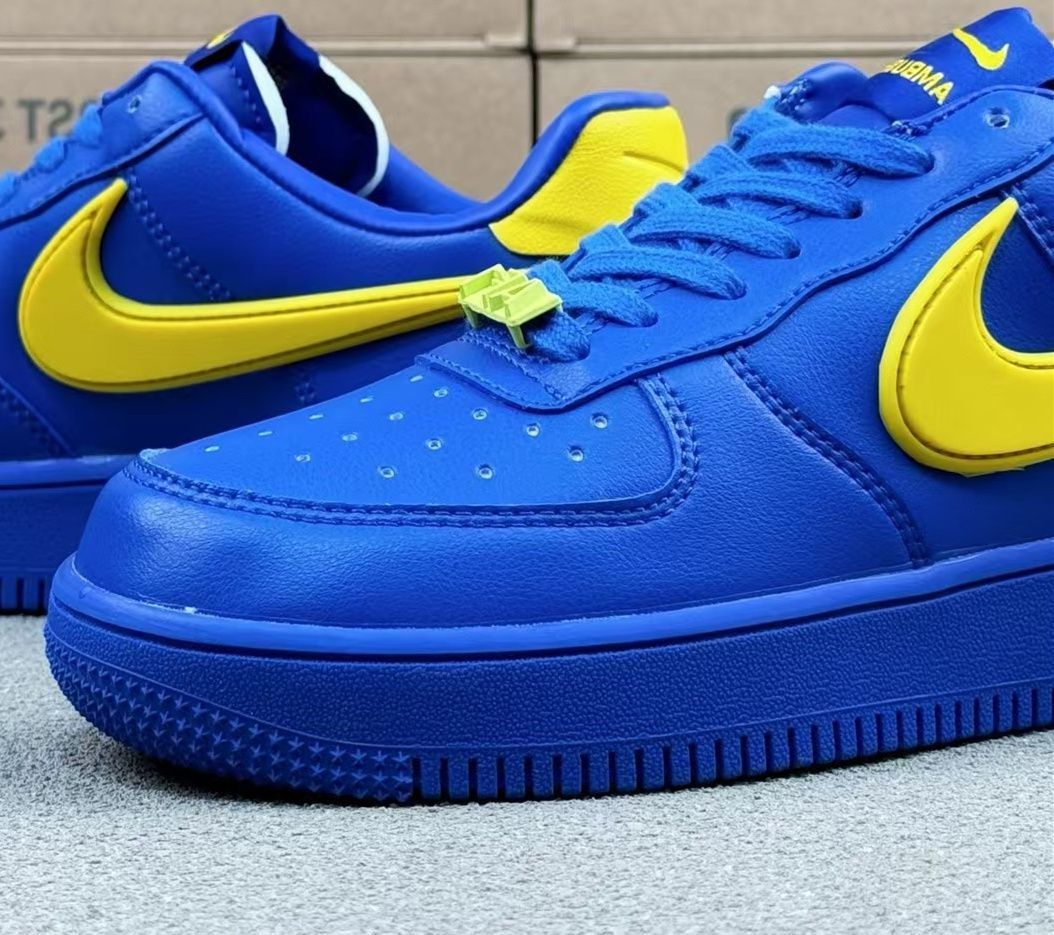 Nike Air Force 1 Low "Game Royal/Vivid Sulfur"ナイキ エア フォース 1 ロー "ゲームロイヤル/ヴィヴィッドサルファー" — 鮮やかなカラーリングが際立つコラボモデル