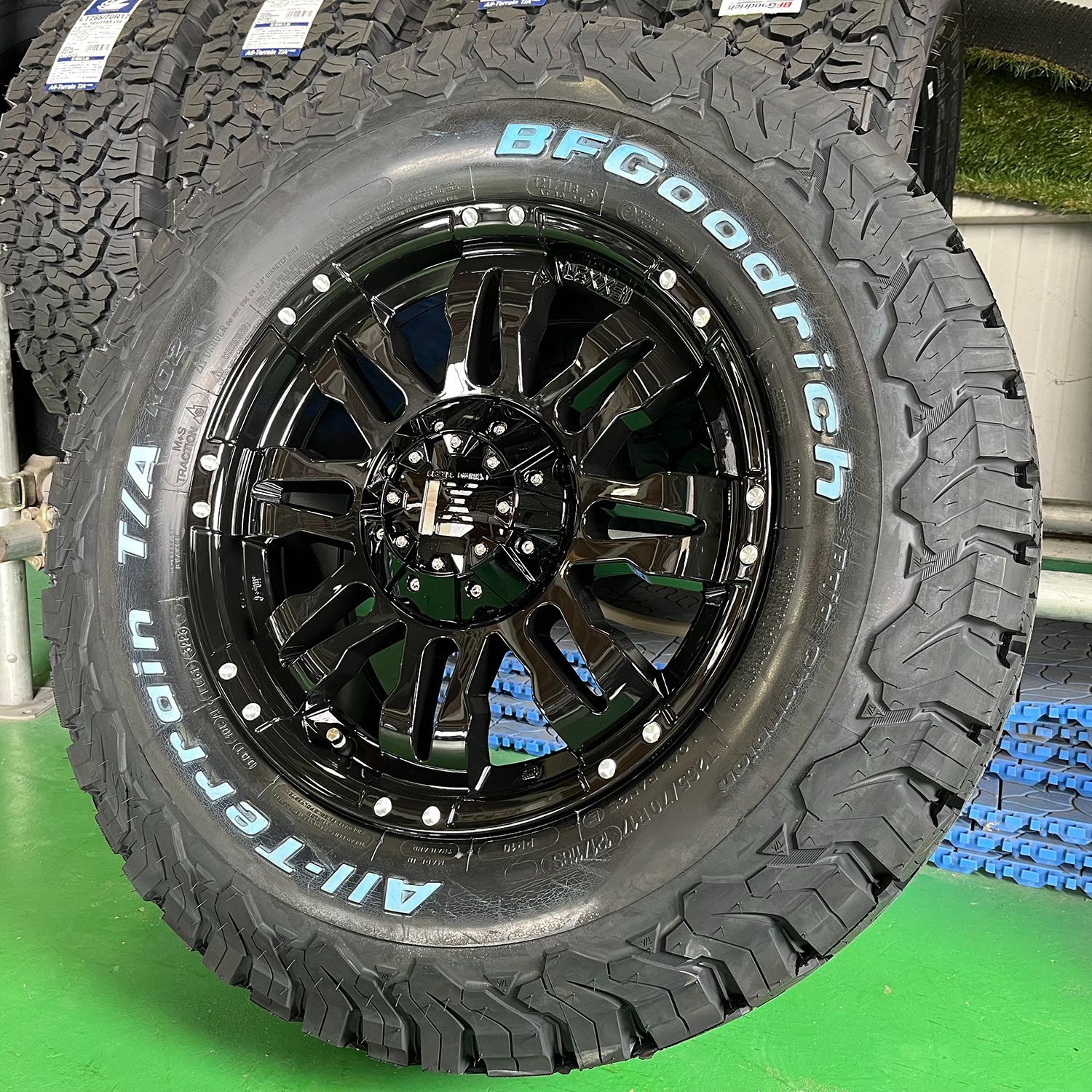 120/150 プラド タイヤホイールセット 17インチ Balano BF 120/150 プラド タイヤホイールセット 17インチ Balano BF