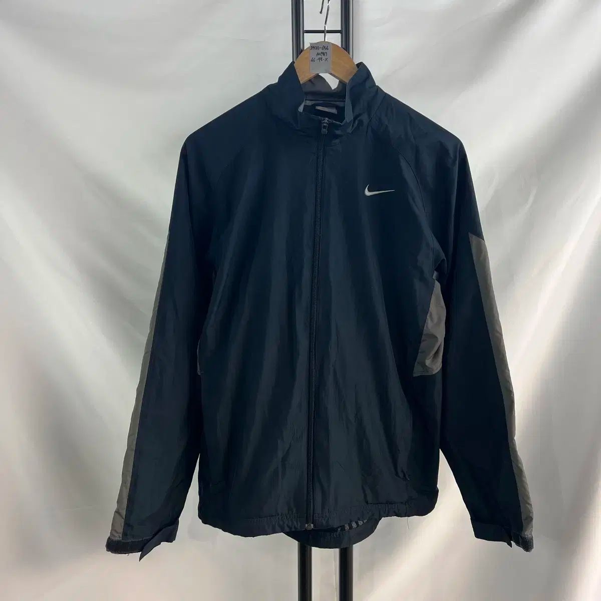 純正品/ M Nike(ナイキ） スウッシュ ネイビー ウインドブレーカー
