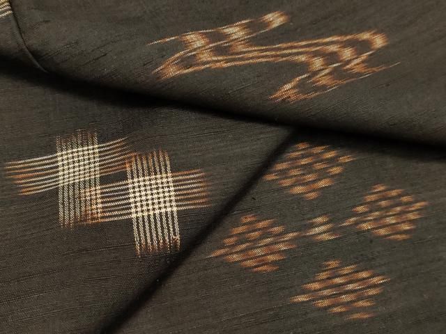 平和屋着物○国指定重要無形文化財 本場久米島紬 手織 正絹 逸品 未  