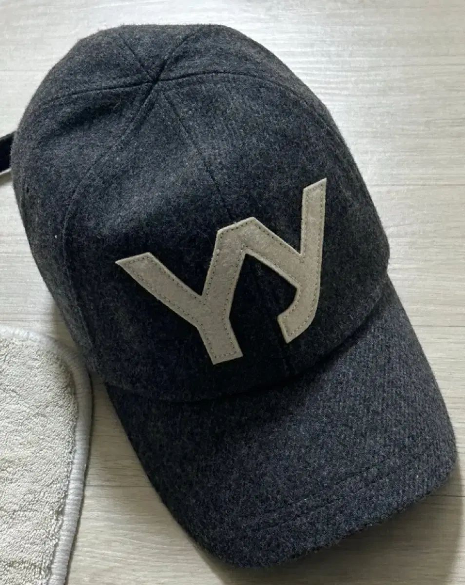 Y Y Y Y を開く 帽子