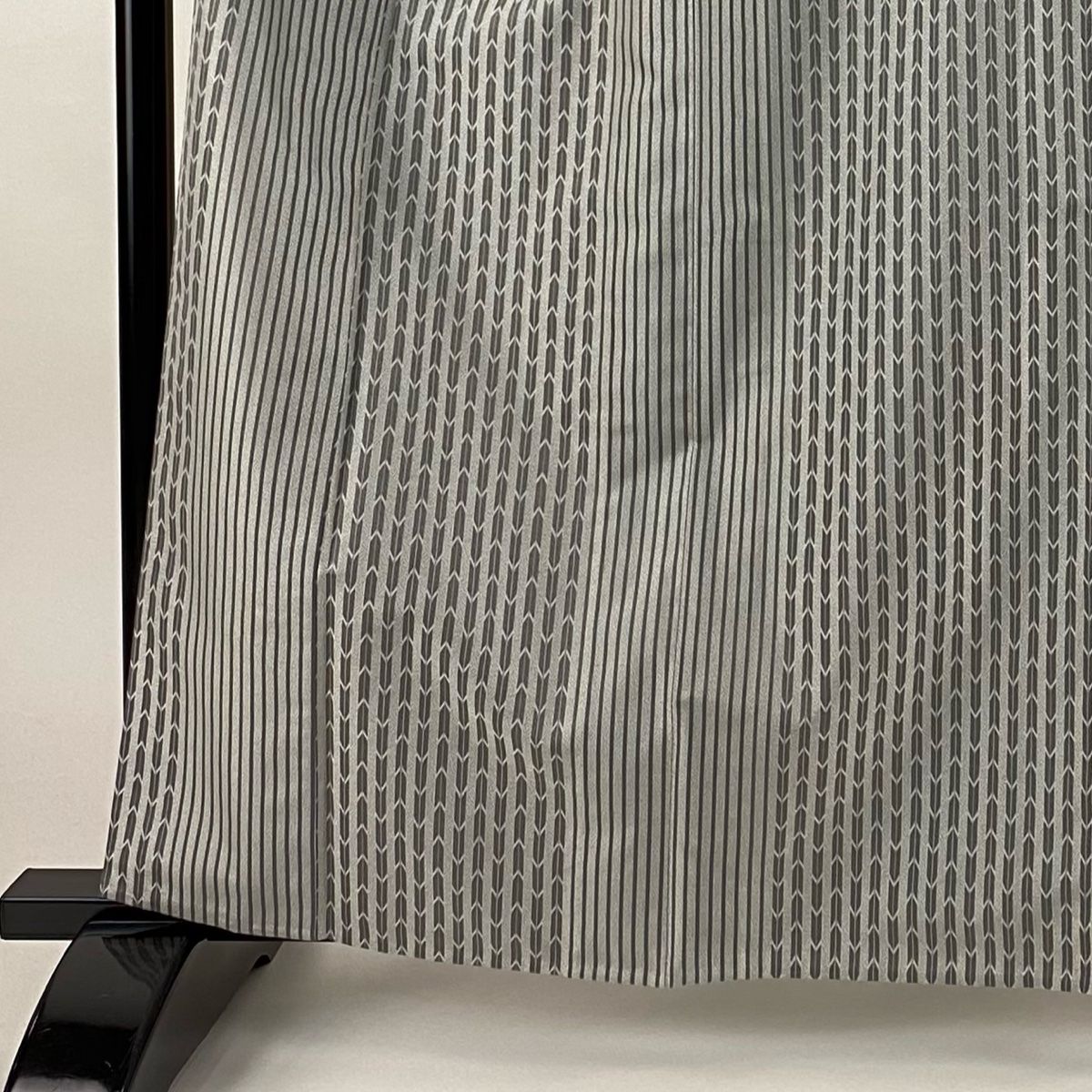 お召 身丈161.5cm 裄丈68cm L 単衣 縞 矢羽 灰色 正絹 逸品 【中古  