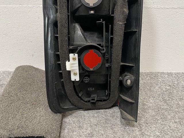 ハイエース/レジアスエース 100系 純正 右 テールランプ/ライト/レンズ