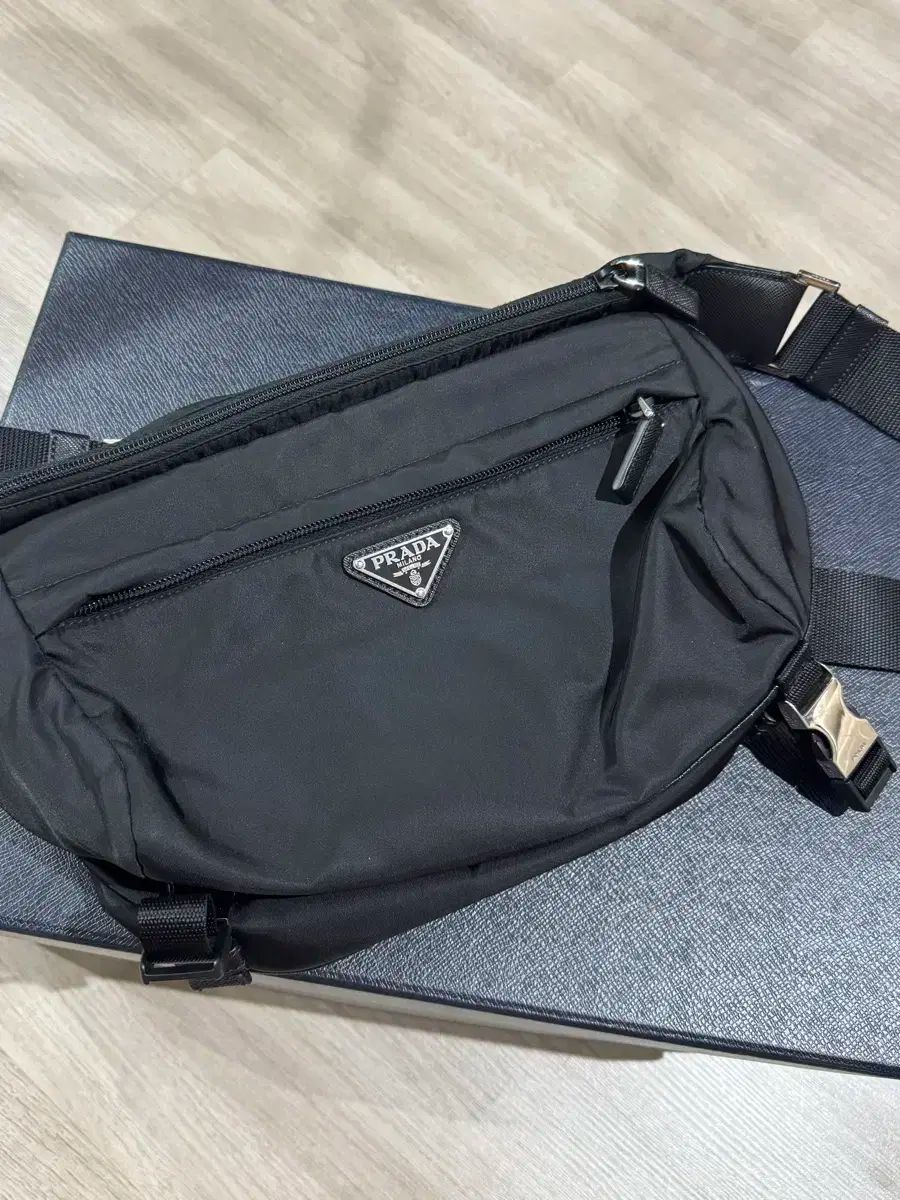 PRADA プラダ プラダ ショルダーバッグ m サイズ