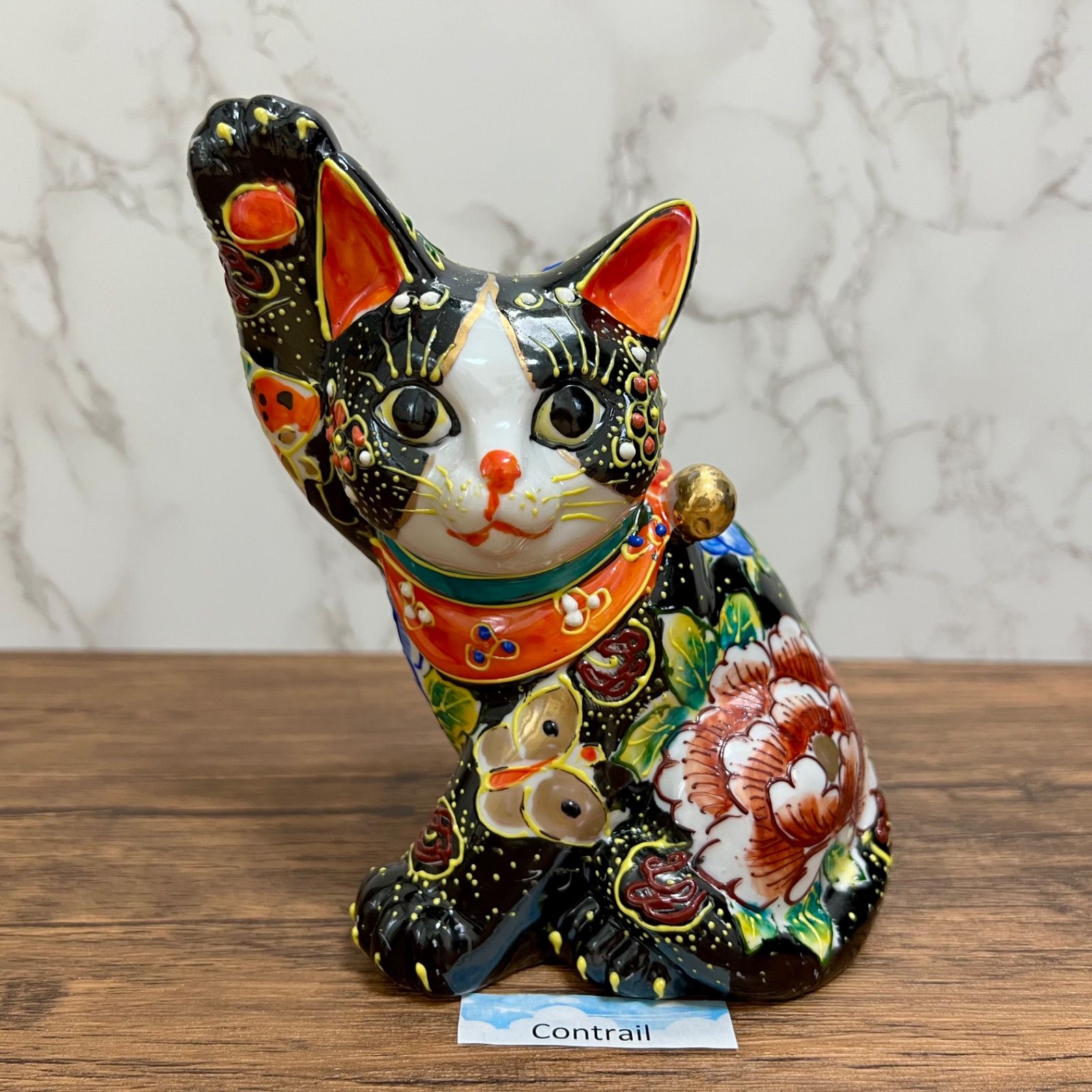 九谷焼】横座り 招き猫 黒盛 花と蝶 5.5号 縁起物 置物 右手 金運