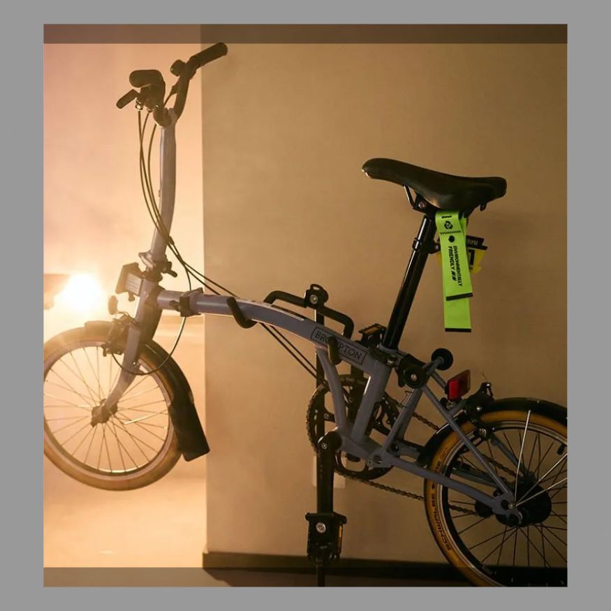 折りたたみ自転車用の駐車台は簡単で取り付けやすく しっかりしています