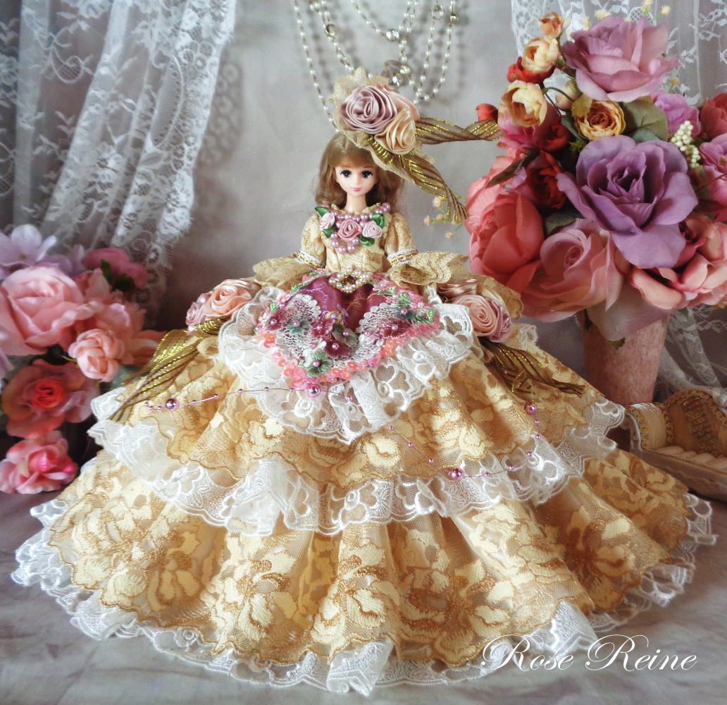 ローゼンレーヌ王妃 ラグシュアリーハニーゴールドの豪華ボリュームフリルドールドレス