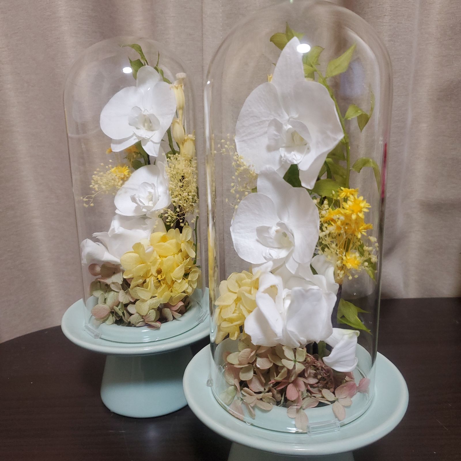 天然大理石花瓶と薔薇の造花 - 花瓶