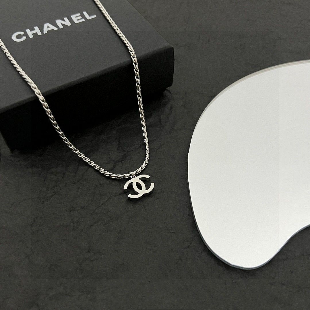 CHANEL ヴィンテージネックレス　ホワイト 今日特価】Chanel ヴィンテージネックレス 高級感溢れる一品