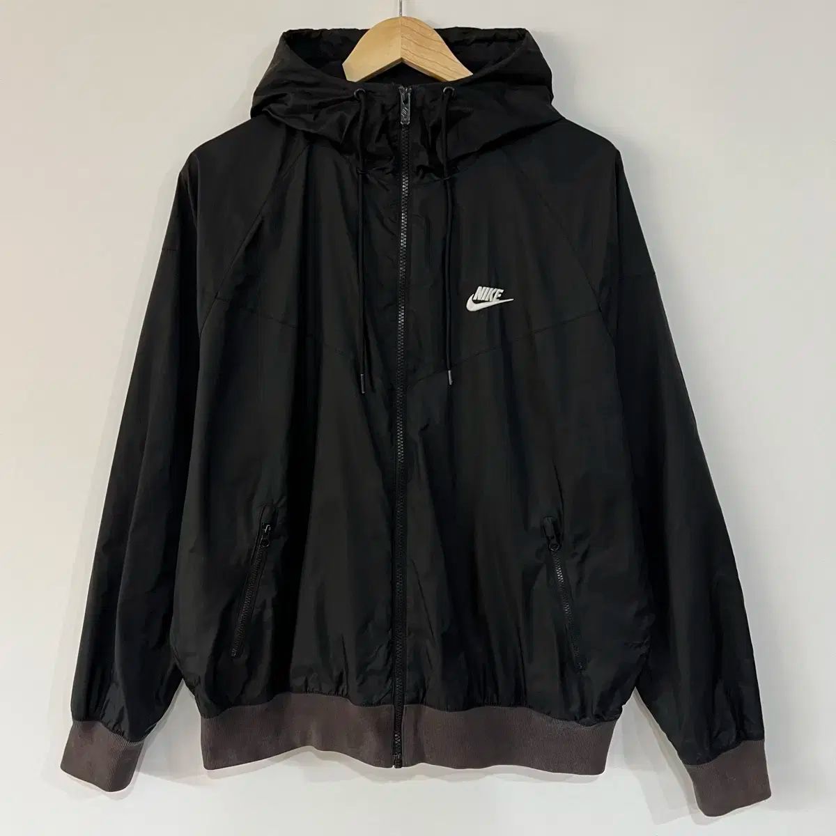 Nike ブラックウィンドブレーカー フード、ポーチ付き XL 新品未使用 XL Nike(ナイキ） ウィンドストッパー ウインドブレーカー