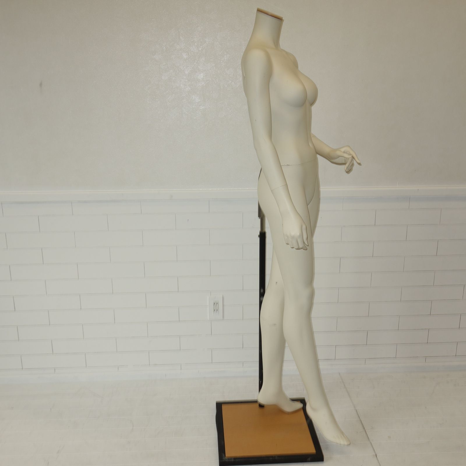 レディースマネキン 全身マネキン 腕付き アパレル 什器 リアルマネキン ホワイト 店舗 9号 S136