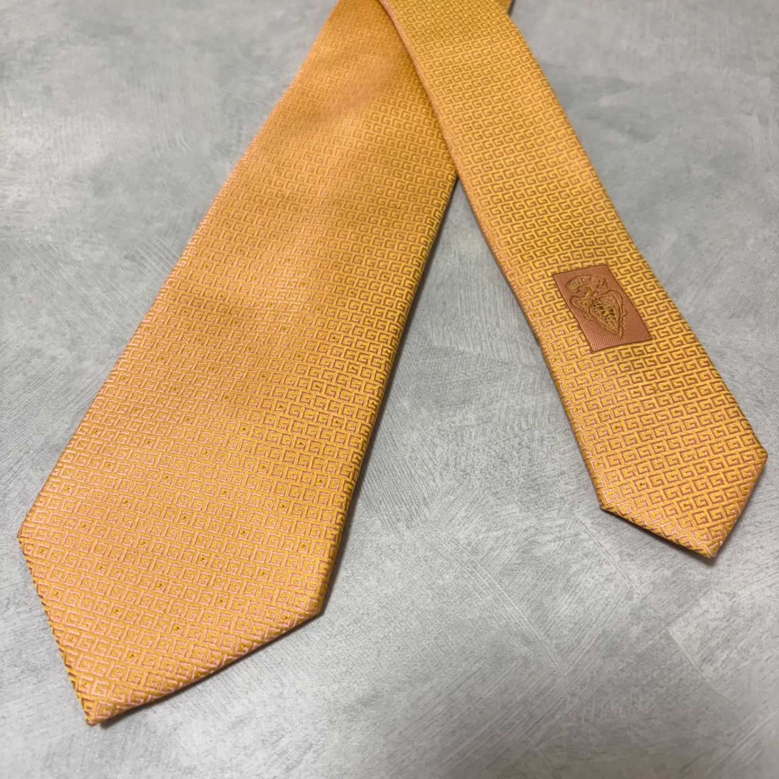 美品 GUCCI グッチ シルク 100％ ライトオレンジ G柄 254-731