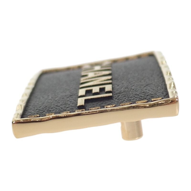 【CHANEL】シャネル ブローチ ロゴプレート ブラック/ゴールド メタル素材 CHANEL】ロゴプレートブローチ ABA771 ブローチ メタル レザー