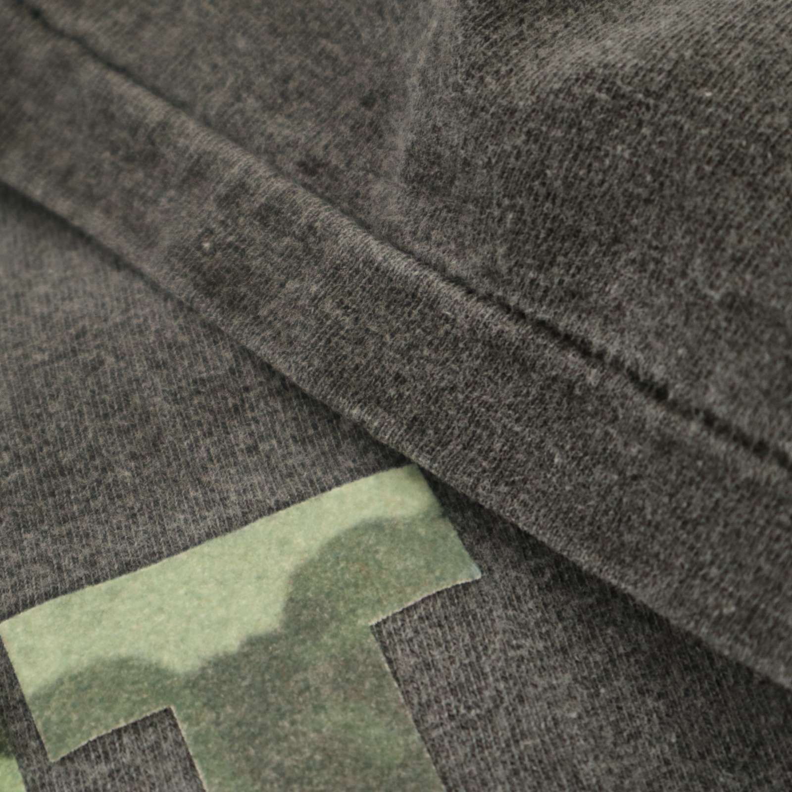 新品 未使用 AKM x TMT Tシャツ カモフラロゴ 超 美品 定価8925円 AKM × TMT 限定 コラボ Vネック 迷彩 ロゴ T