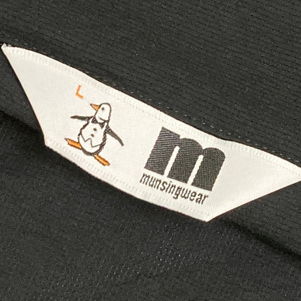 サイズ：L MUNSING WEAR マンシングウェア  フード付 ジップベスト  ブラック系 [240101434795] ゴルフウェア メンズ ストスト サイズ：L MUNSING WEAR マンシングウェア フード付 ジップ