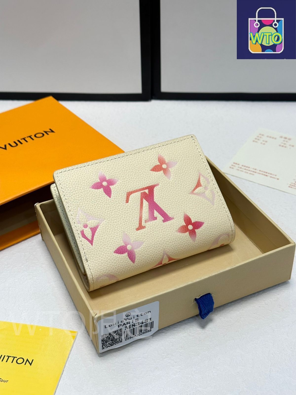 LVルイヴィトン ウォレット クレジットカードスロット収納紙幣と手形 両用パスケースウォレット 木目の美しい牛革に バイ で装飾されたMonogram柄のエンボス加工