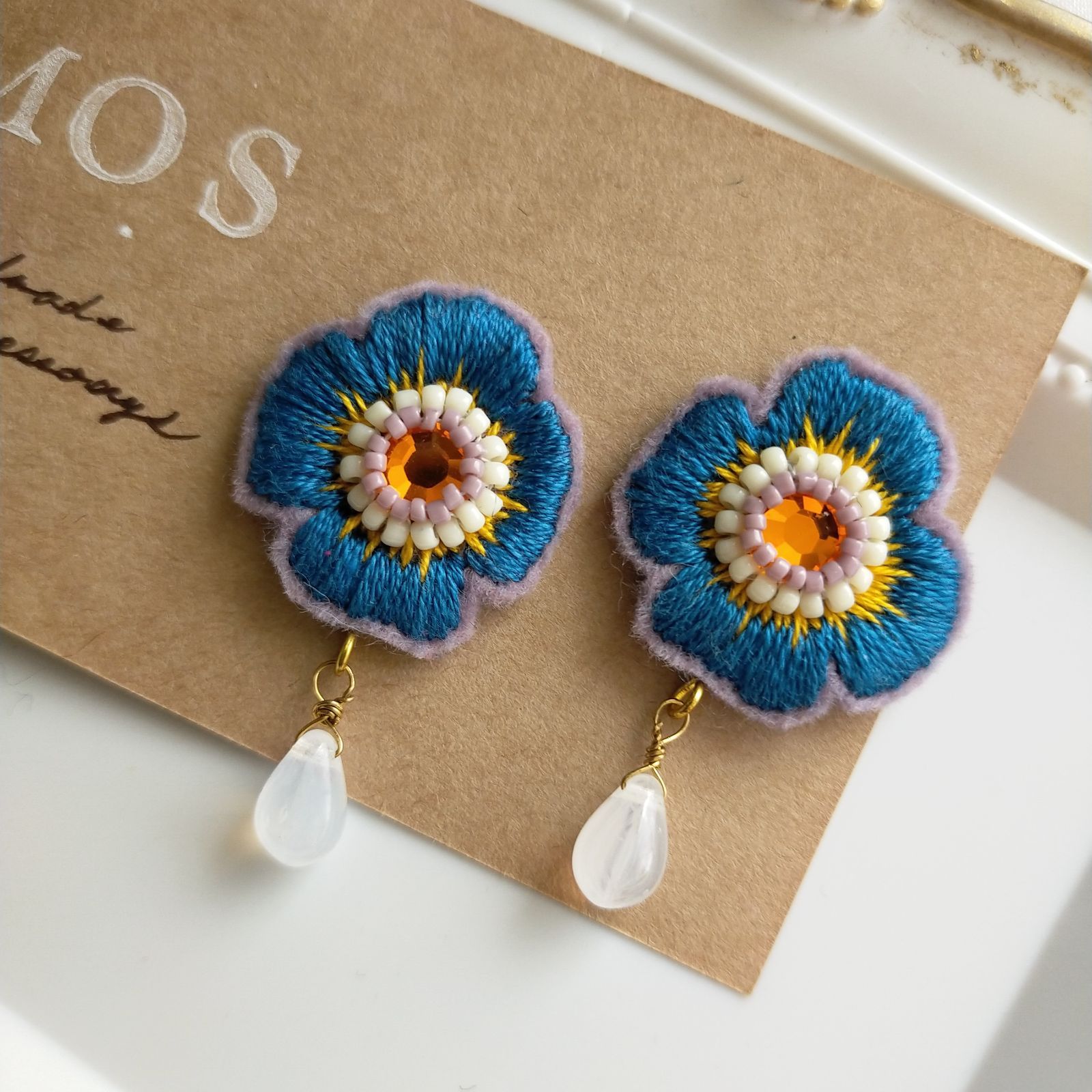 ふっくら花びら❁手刺繍イヤリング 手刺繍ピアス ビオラ