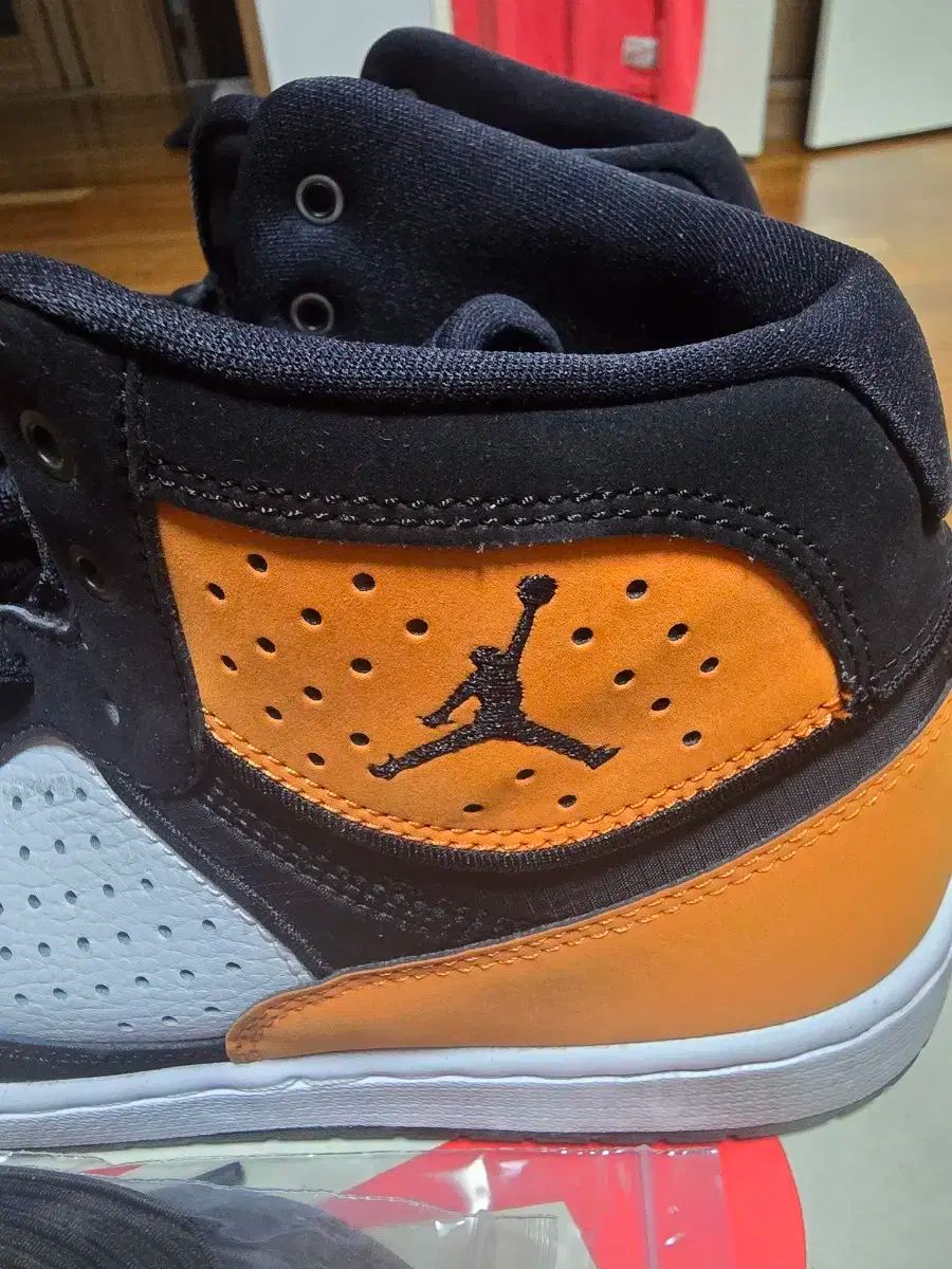 NIKE