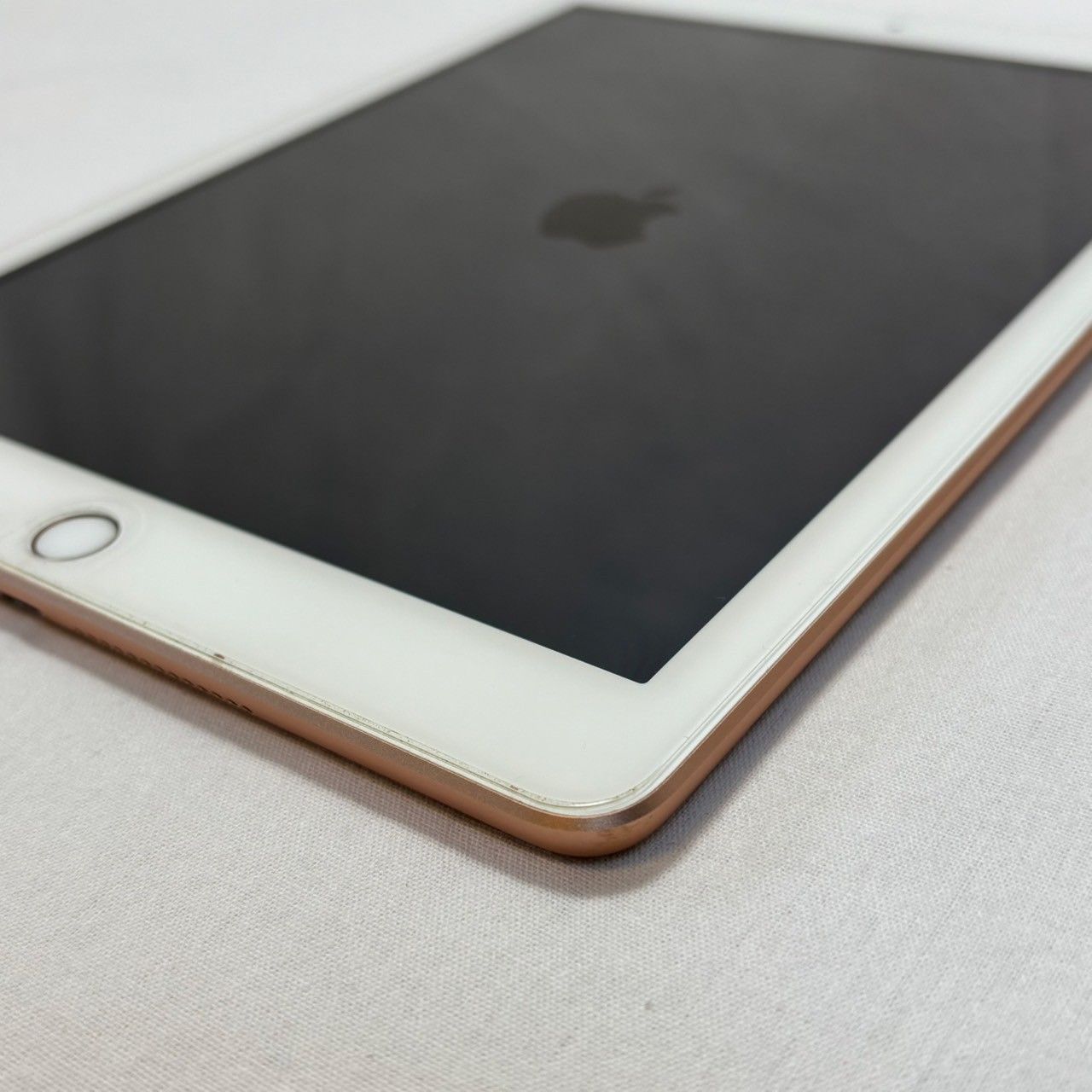 iPad|第6世代|32GB|ゴールド|MRM02J|A|ドコモ判定|ケース付き|バッテリー良好|No.752