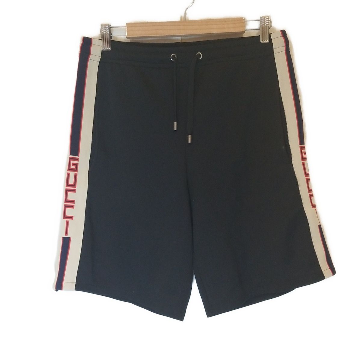 【人気】GUCCI グッチ　パンツ　ハーフパンツ　ロゴ　Sサイズ　お買い得 GUCCI(グッチ) ハーフパンツ サイズXS メンズ美品 サイド