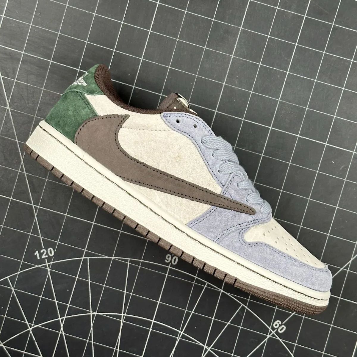 Travis Scott x NIKE Air Jordan 1  グレー、ブルー