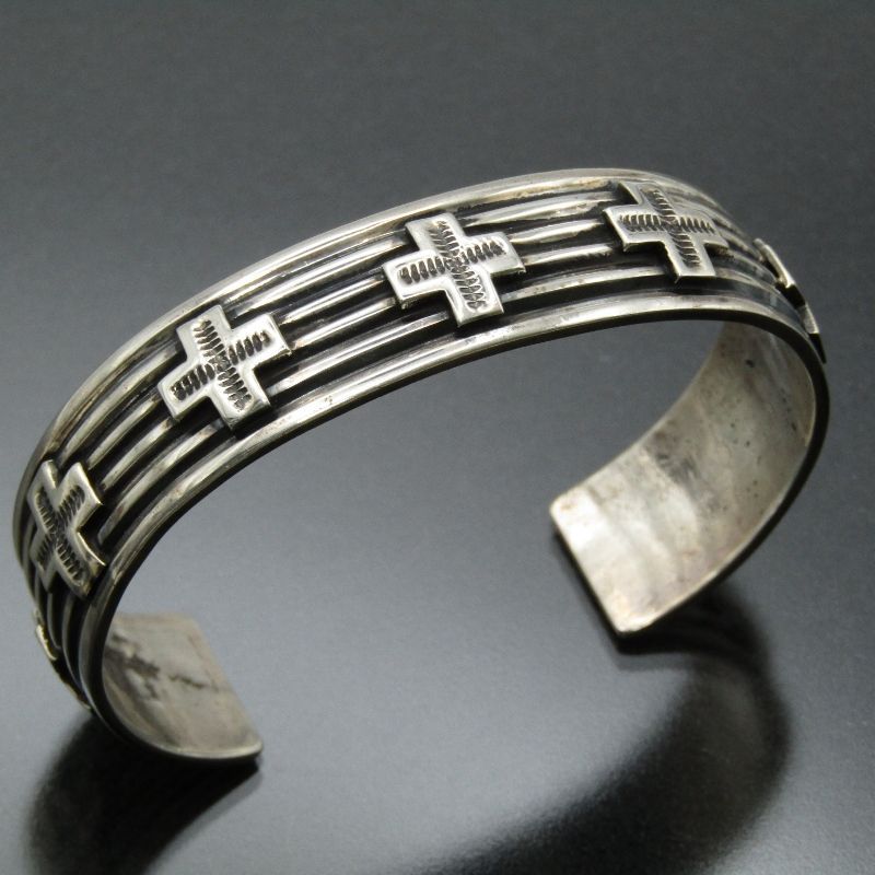 豊富な品揃え。 Andy Cadman ナバホ族 バングル クロスアップリケ スタンプワーク アンディキャドマン メンズ レディース 80007146 背景のある